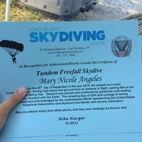 Foto tirada no(a) Long Island Skydiving Center por Nicole A. em 9/27/2014