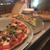 Foto tirada no(a) North Beach Pizza por Pierre I. em 4/20/2017