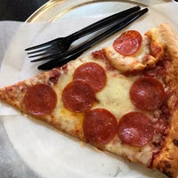 Foto scattata a Vinny&amp;#39;s NY Pizza da Denise W. il 9/7/2019