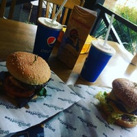 Photo taken at Grill&amp;amp;Сoffee Burgershop by Тимофей Р. on 5/9/2017