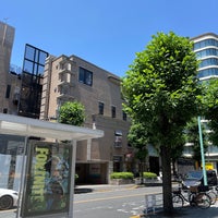 Photo taken at 代官山駅入口バス停 by 消えない眉なら 寝. on 7/2/2023