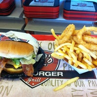Foto tirada no(a) JR&amp;#39;s Burger Grill por Randi F. em 4/19/2013