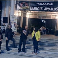 รูปภาพถ่ายที่ Burger Beast Burgie Awards At Esplanade Park โดย annette p. เมื่อ 2/2/2014