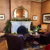 Foto diambil di Mansion Hill Inn oleh Ron C. pada 12/22/2016