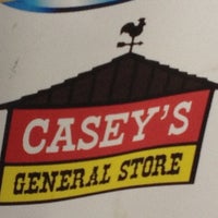 รูปภาพถ่ายที่ Casey&amp;#39;s General Store โดย Kerri D. เมื่อ 4/23/2013