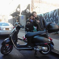 Снимок сделан в Vespa Brooklyn / Aprilia Brooklyn / Moto Guzzi Brooklyn пользователем Vespa Brooklyn / Aprilia Brooklyn / Moto Guzzi Brooklyn 1/29/2014