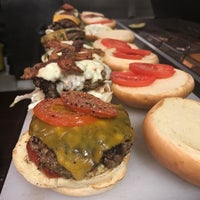 Foto scattata a Stout Burgers &amp;amp; Beers da Stout Burgers &amp;amp; Beers il 8/16/2018