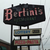 รูปภาพถ่ายที่ Bertini&amp;#39;s Restaurant โดย Haunted Happenings M. เมื่อ 6/13/2013