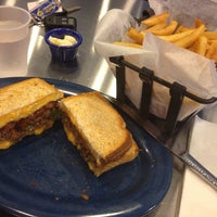 8/28/2013에 Christopher L.님이 Blue Star Burgers에서 찍은 사진