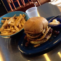 12/11/2013 tarihinde Christopher L.ziyaretçi tarafından Blue Star Burgers'de çekilen fotoğraf