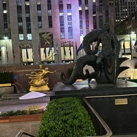 Foto tirada no(a) Rockefeller Plaza por Salman em 4/28/2024