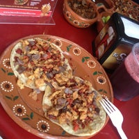 4/20/2013 tarihinde Catherine R.ziyaretçi tarafından Tacos Don Manolito'de çekilen fotoğraf