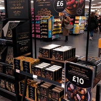 Photo taken at Marks &amp;amp; Spencer by F9 on 3/31/2022