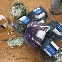 Foto tirada no(a) Cloverhill Yarn Shop por Karen T. em 9/16/2018