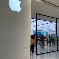 Photo taken at Apple Galleria Dallas by Guillermo M. on 10/30/2022