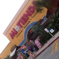 รูปภาพถ่ายที่ Mi Tienda โดย Mario I. เมื่อ 2/9/2013