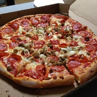 Das Foto wurde bei Coffaro&amp;#39;s Pizza von Karen P. am 4/6/2013 aufgenommen