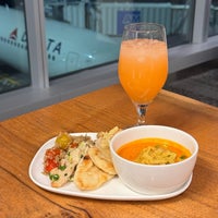 Photo taken at Delta SkyClub &amp;amp; SkyDeck by Alan S. on 4/29/2024