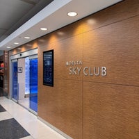 Photo taken at Delta SkyClub &amp;amp; SkyDeck by Alan S. on 4/29/2024