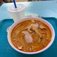 Photo taken at Ah Heng Curry Chicken Bee Hoon Mee 亚王咖喱鸡米粉面 by Alan S. on 11/1/2023