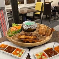 Photo taken at Suvadee Thai-Restaurant by Alan S. on 11/6/2021