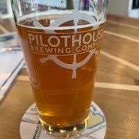 Foto tirada no(a) Pilothouse Brewing Company por Drock F. em 1/24/2020