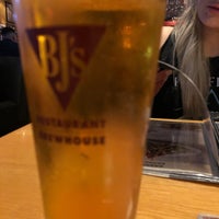 Photo taken at BJ&amp;#39;s Restaurant &amp;amp; Brewhouse by Robert T. on 6/22/2019
