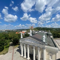 Das Foto wurde bei Vilniaus arkikatedra ir Šv. Kazimiero koplyčia | Cathedral of St Stanislaus and St Vladislav and Chapel of St Casimir von Karel S. am 6/30/2023 aufgenommen