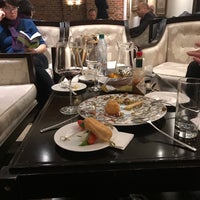 Foto diambil di Le Restaurant oleh Vladimir C. pada 11/22/2017
