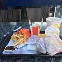 Photo taken at McDonald&amp;#39;s by Oğuz H. on 12/5/2021