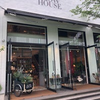 Photo taken at SLOW HOUSE 天王洲店 by murakami y. on 7/15/2019