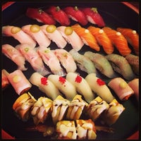 รูปภาพถ่ายที่ Yummy Sushi โดย john c. เมื่อ 12/12/2013