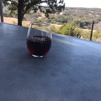 Foto scattata a Driftwood Estate Winery da Christina S. il 1/28/2018