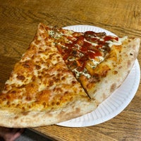 Foto tirada no(a) New York Pizza por Samantha 歆. em 10/13/2023