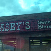 รูปภาพถ่ายที่ Casey&amp;#39;s General Store โดย Thee&amp;#39;Absolutee B. เมื่อ 4/27/2013