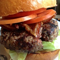 Das Foto wurde bei Charcoal&amp;#39;s Gourmet Burger Bar von Charcoal&amp;#39;s Gourmet Burger Bar am 7/31/2013 aufgenommen