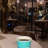 Photo prise au Hex Cafe Specialty House par عُمر le9/28/2021