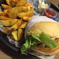 Снимок сделан в Tatoe&amp;#39;s Burger пользователем Enrique A. 3/16/2016