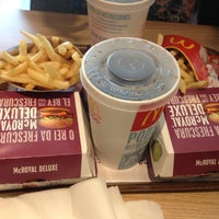 Photo prise au McDonald&amp;#39;s par Cárina M. le4/16/2013