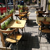 3/23/2018 tarihinde Jordan K.ziyaretçi tarafından Lorenzo Café Bar'de çekilen fotoğraf