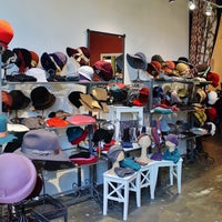 12/21/2013 tarihinde Bonnet Hats and Accessoriesziyaretçi tarafından Bonnet Hats and Accessories'de çekilen fotoğraf