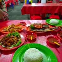 Photo taken at Seafood Rizky 96 by Robertus R. on 5/12/2019