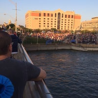 Das Foto wurde bei Nitefall on the River von Drew V. am 7/30/2014 aufgenommen