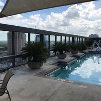 Das Foto wurde bei Omni Hotel Pool von Jared R. am 10/7/2016 aufgenommen