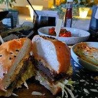 Das Foto wurde bei Gourmet Burger von هـ am 10/20/2019 aufgenommen