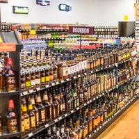 รูปภาพถ่ายที่ Green&amp;#39;s Beverages - Greenville โดย Green&amp;#39;s Beverages - Greenville เมื่อ 9/5/2018