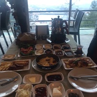 Foto diambil di Şahin Tepesi Restaurant oleh Dürdane T. pada 3/3/2019