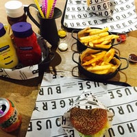 3/5/2016 tarihinde Zeynep P.ziyaretçi tarafından Burger House'de çekilen fotoğraf