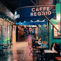 Снимок сделан в Caffe Reggio пользователем Hussam 3/7/2024