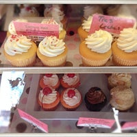 รูปภาพถ่ายที่ Cupcakes-A-Go-Go โดย Jayson M. เมื่อ 1/7/2014